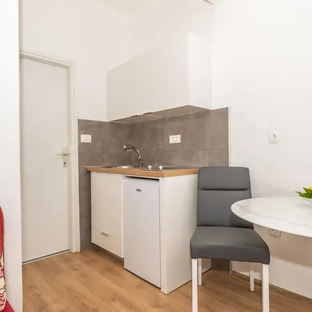 Apartment By The Sea - 21425 Makarska