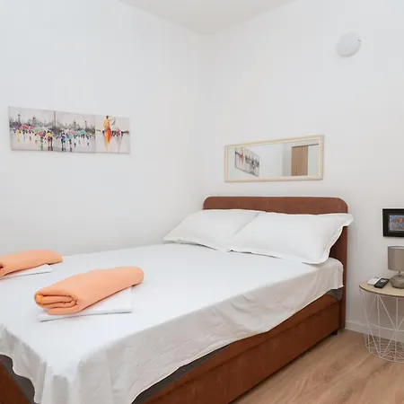 Apartment By The Sea - 21425 Makarska