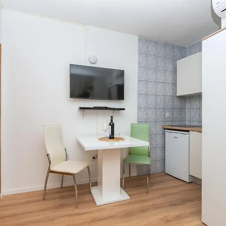 Apartment By The Sea - 21425 Makarska