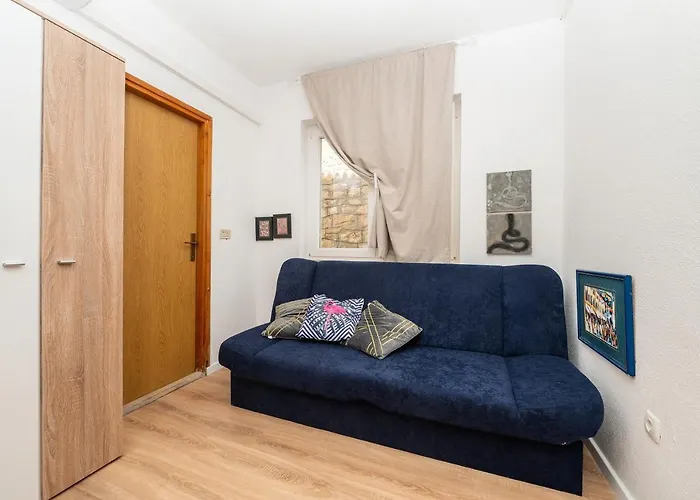 By The Sea - 21425 Daire Makarska