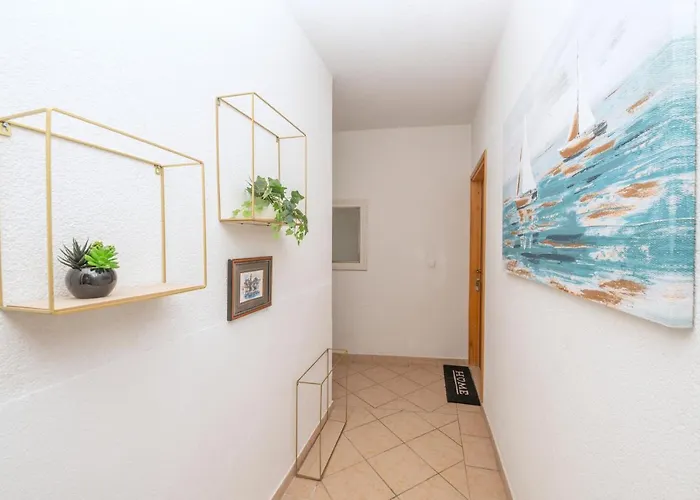 By The Sea - 21425 * 马卡尔斯卡