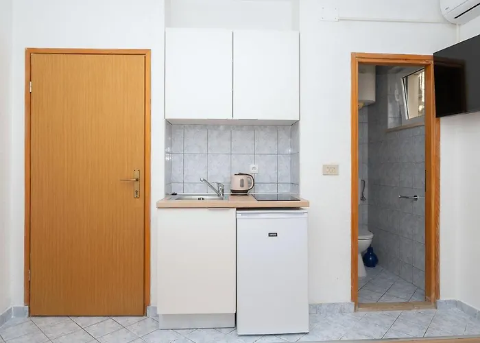 By The Sea - 21425 Daire Makarska