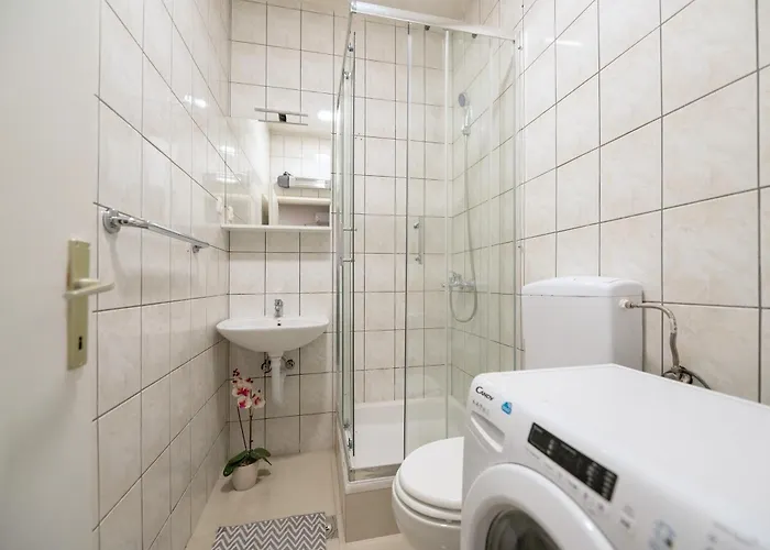 By The Sea - 21425 Daire Makarska